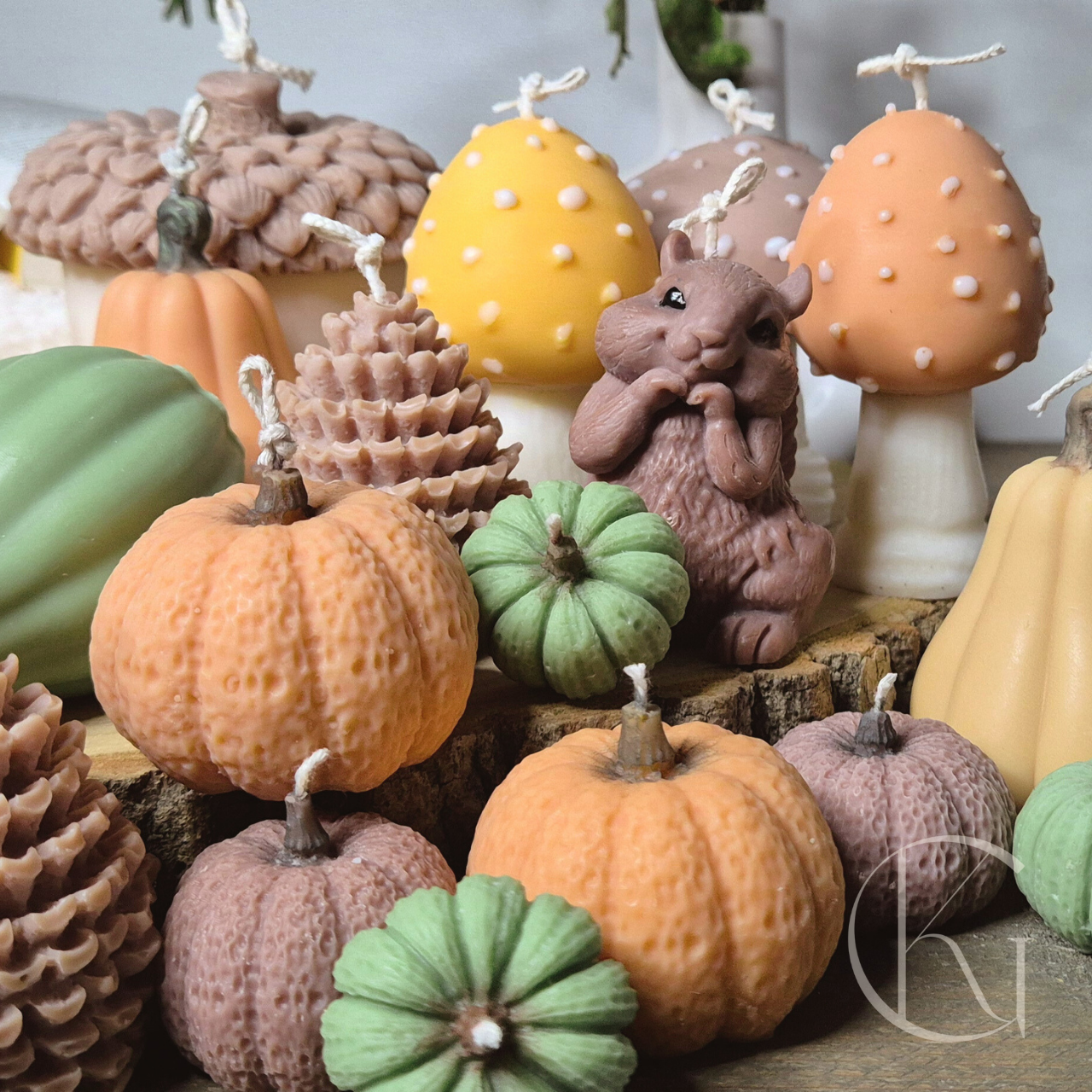 verschillende kaarsen met warme kleuren uit de herfstcollectie op een tafel