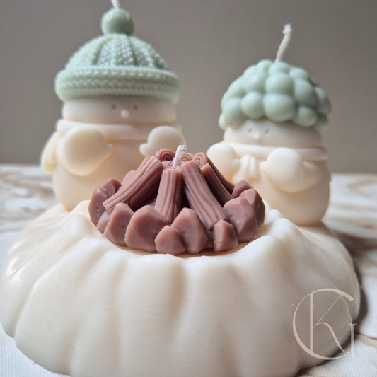Frosty Friends kaarsenset met twee figuurkaarsen met sjaal en muts rond een houtvuurtje, handgemaakt van geurloze sojawas, uniek wintercadeau