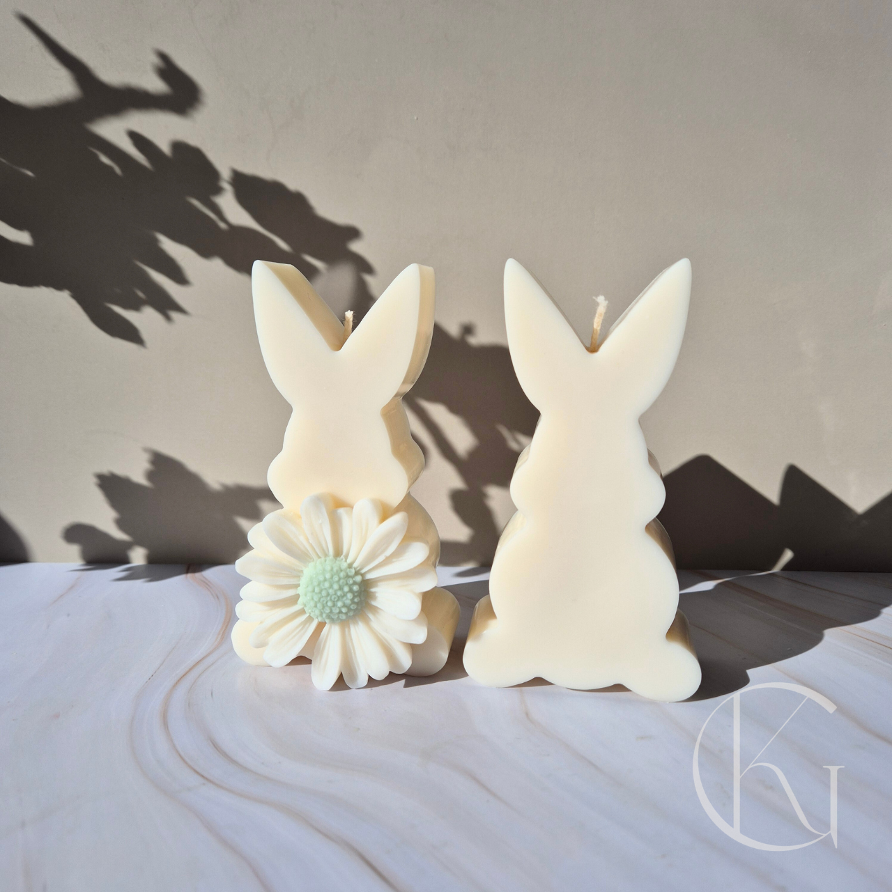Twee paashaas kaarsen van sojawas, één met daisy bloem in verschillende kleuren verkrijgbaar. Geschikt als paasdecoratie, los of als set te koop.