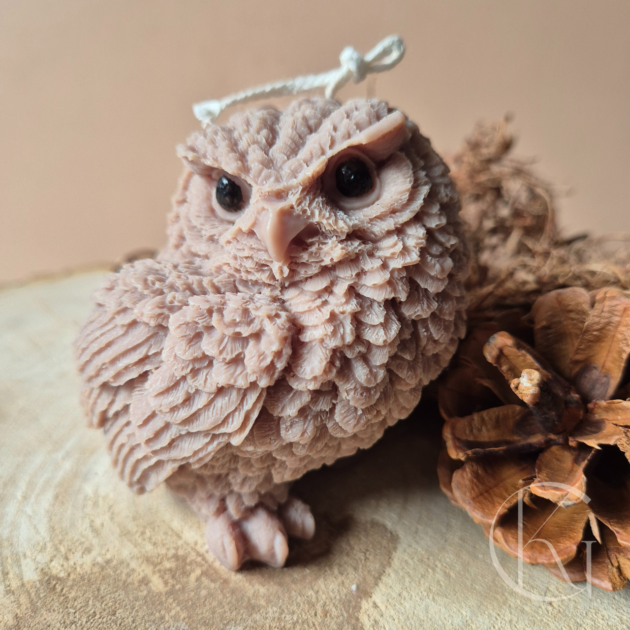 Handgemaakte bruine uil kaars van sojawas met zwarte oogjes, gezellige herfstdecoratie of cadeau voor uilenliefhebbers