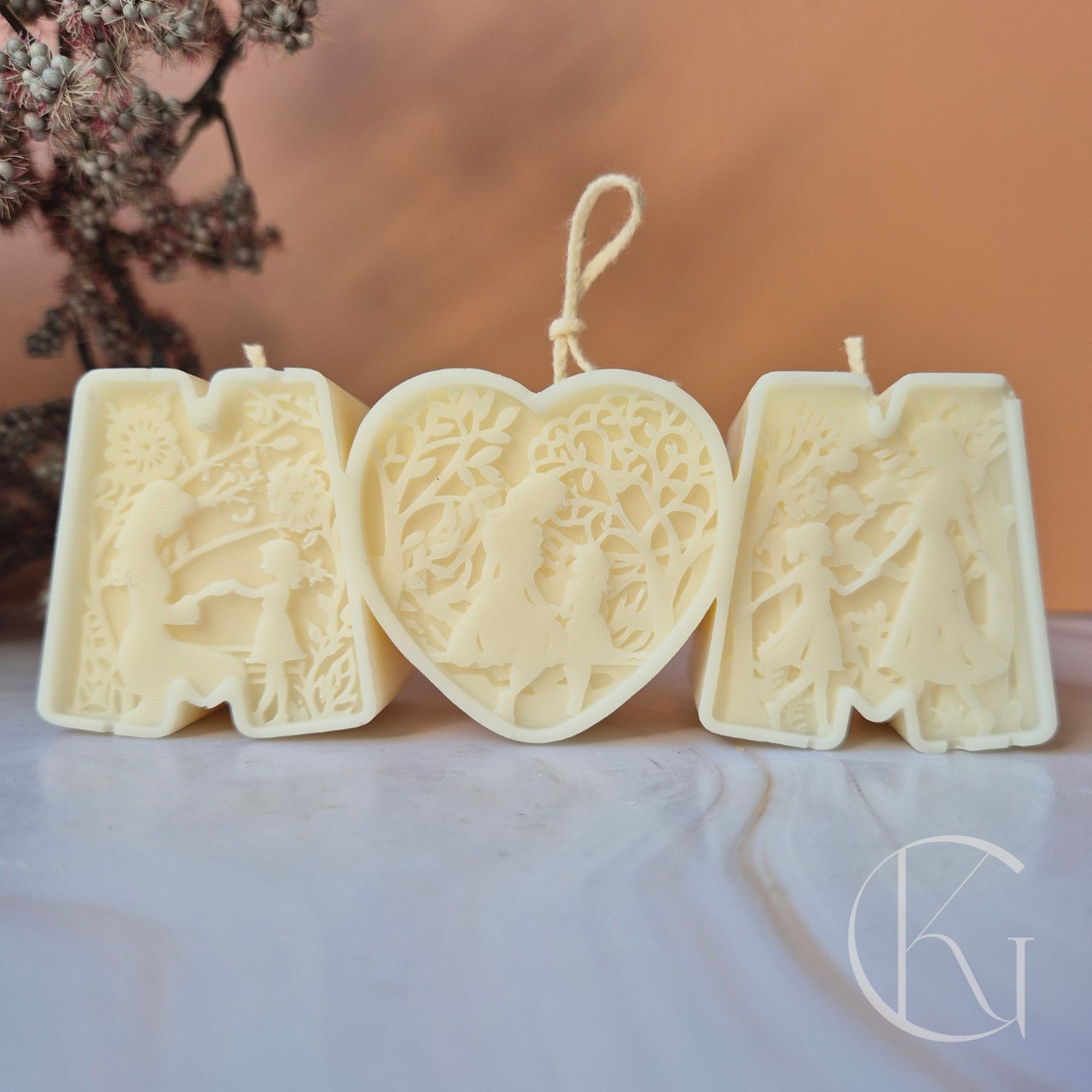 Kaars in de vorm van het woord MOM met afbeeldingen van moeder en kind perfect als Moederdag of geboortecadeau