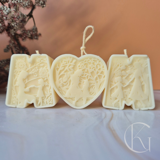Kaars in de vorm van het woord MOM met afbeeldingen van moeder en kind perfect als Moederdag of geboortecadeau
