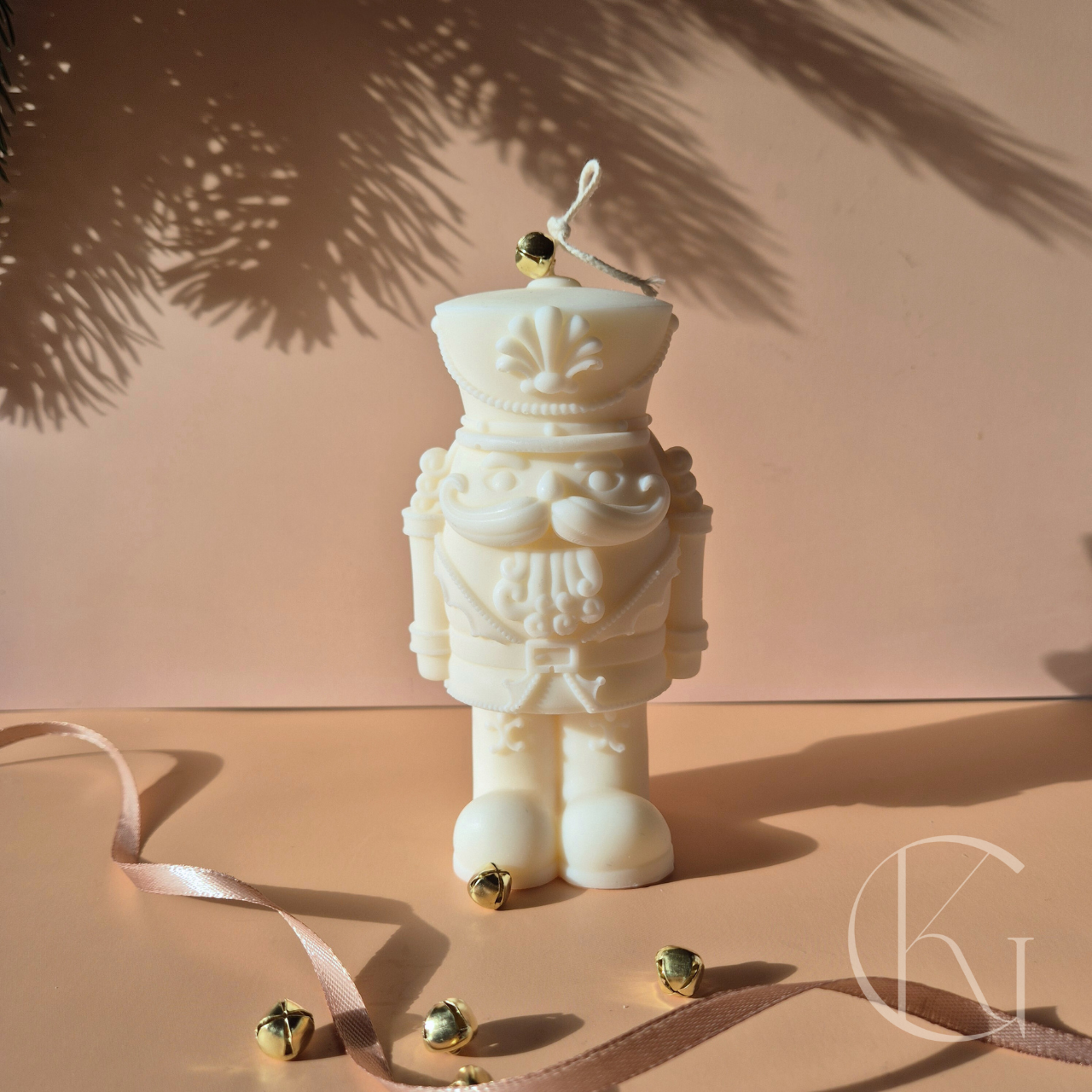 Handgemaakte notenkraker kaars van geurloze sojawas, klassieke kerstdecoratie met fijne details.