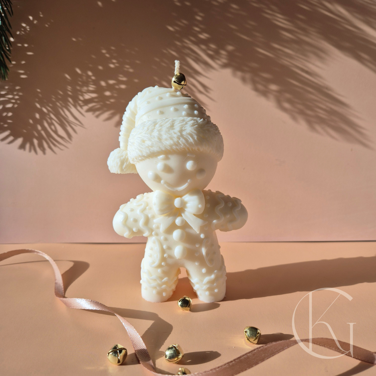 Handgemaakte geurloze gingerbread man kaars van sojawas – duurzaam kerstcadeau en decoratie.