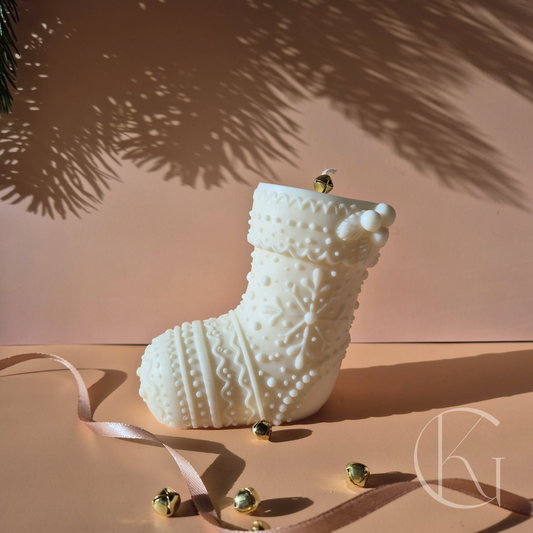 Duurzame handgemaakte kerstkaars van sojawas in kerst sok vorm, sfeervol en milieuvriendelijk.