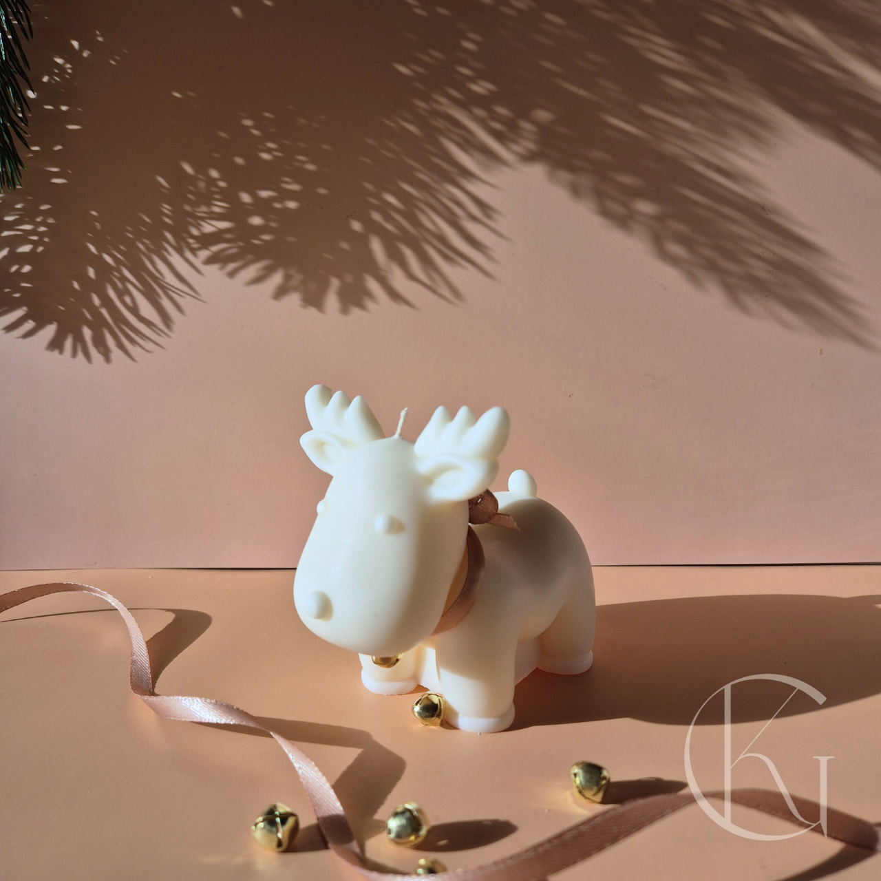 Handgemaakte rendierkaars, Rudolph design, geurloos en duurzaam, perfect voor kerstdecoratie.