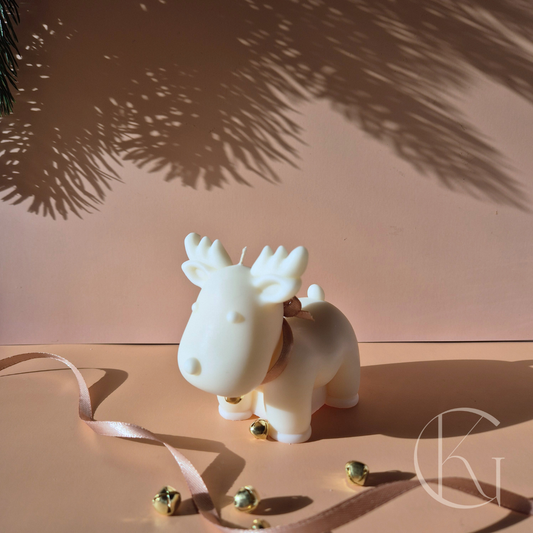 Handgemaakte rendierkaars, Rudolph design, geurloos en duurzaam, perfect voor kerstdecoratie.