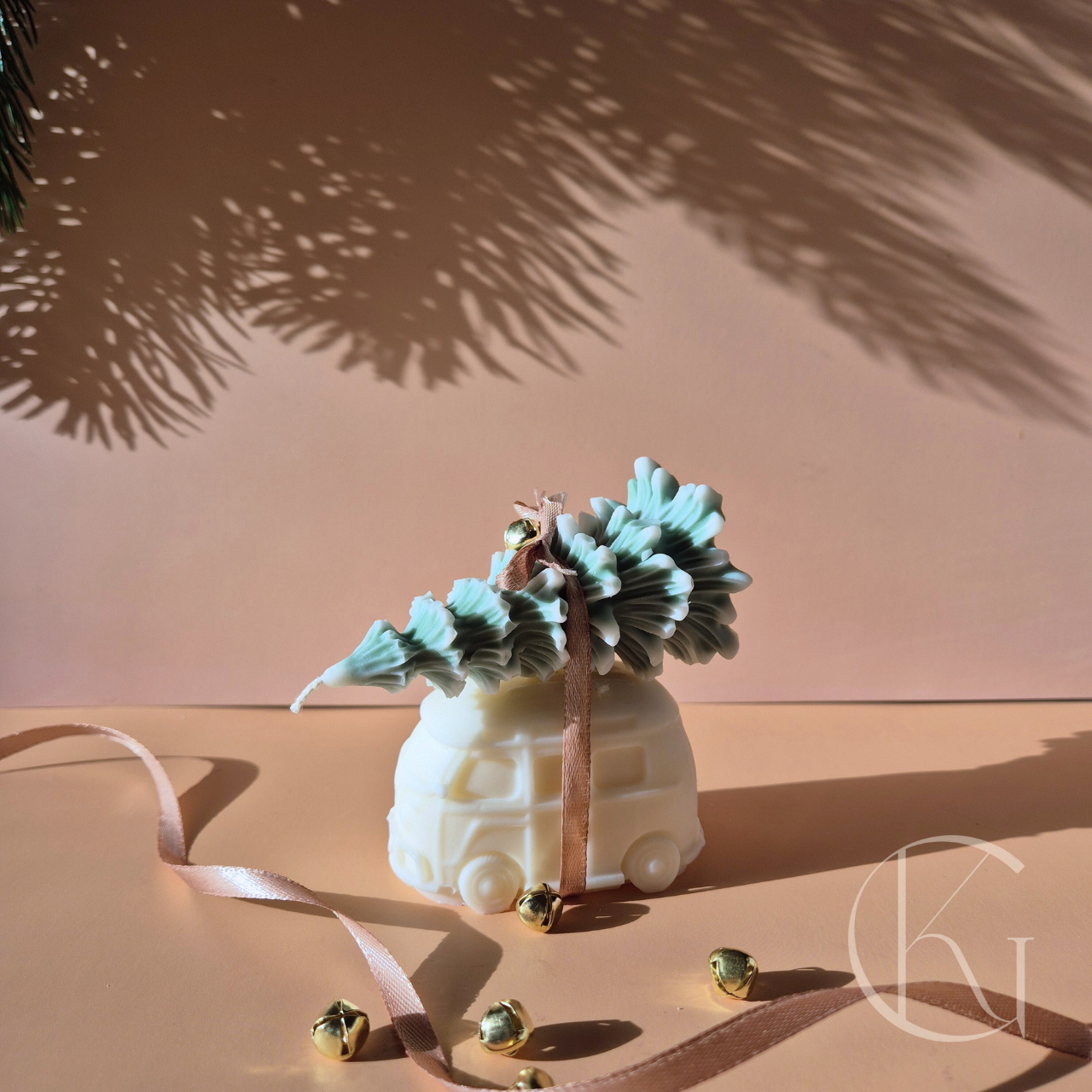 2 handgemaakte kaarsen in de vorm van een vintage busje en groene kerstboomkaars  op het dak, geurloos en duurzaam.