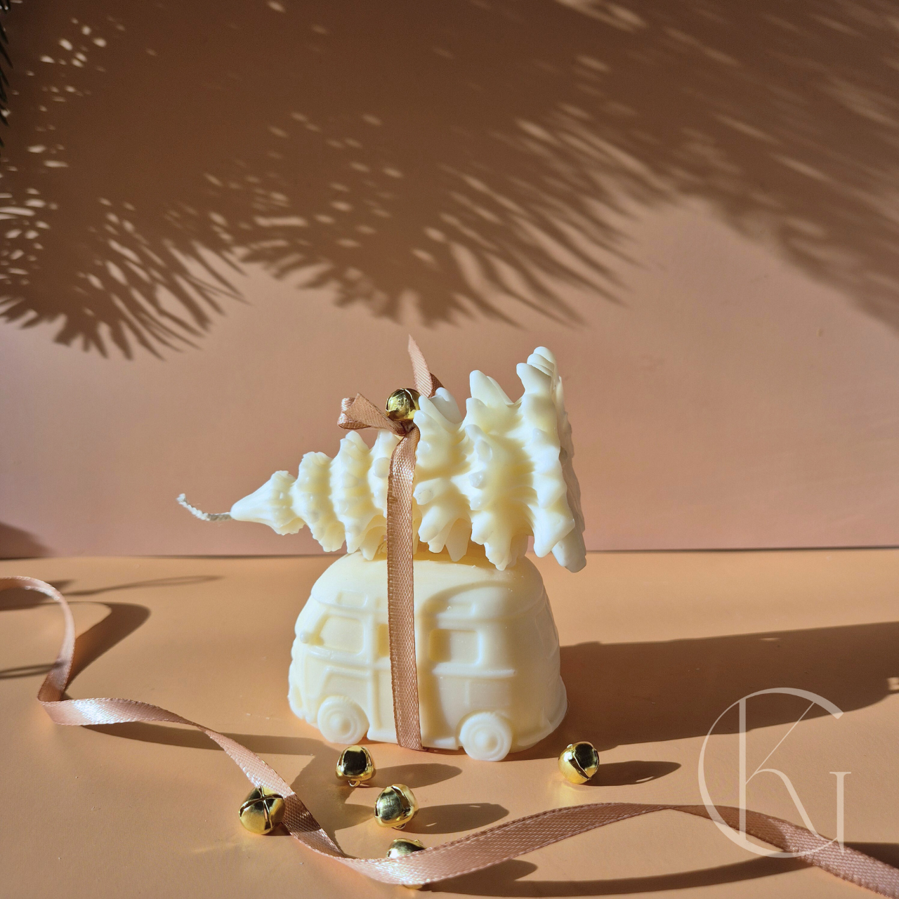 2 handgemaakte kaarsen in de vorm van een vintage busje en witte kerstboomkaars  op het dak, geurloos en duurzaam.