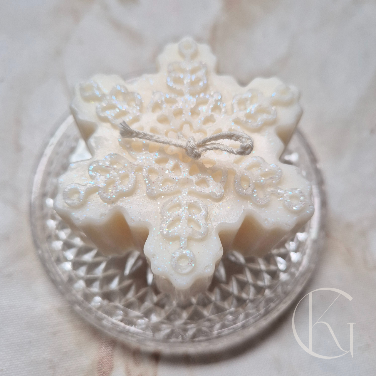 Handgemaakte sneeuwvlok kaars van geurloze sojawas met subtiele glitter – winterse decoratie en uniek cadeau